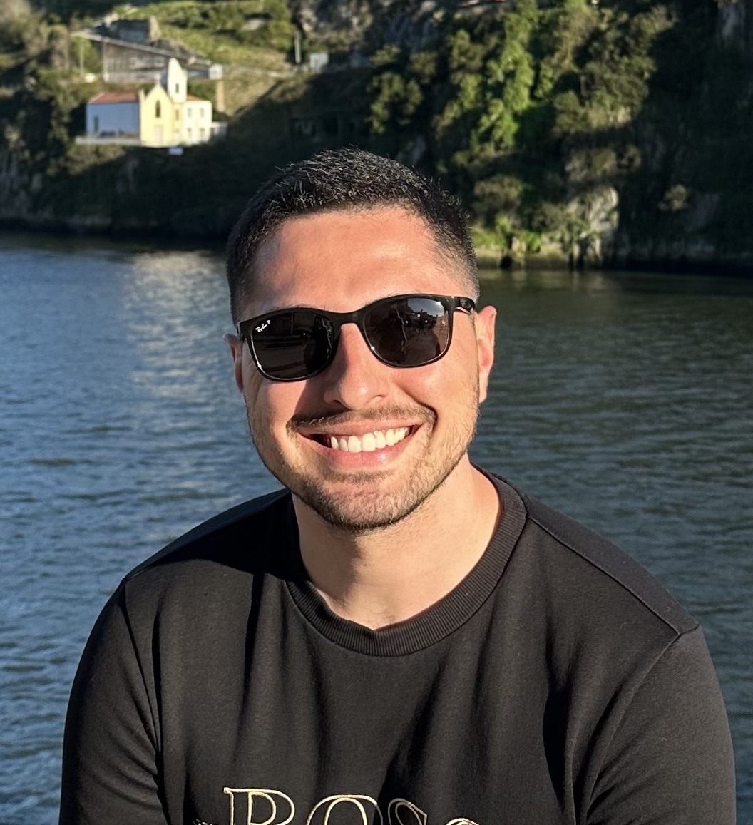 Marcelo Jr. sonriendo, al aire libre junto al agua